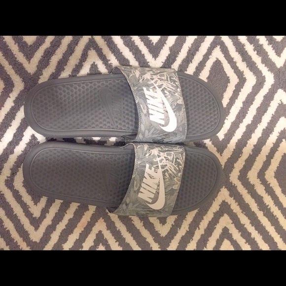 Nike Shoes - ✨nike slides✨